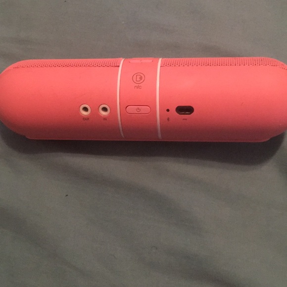 Beats pill and charger - Picture 2 of 4